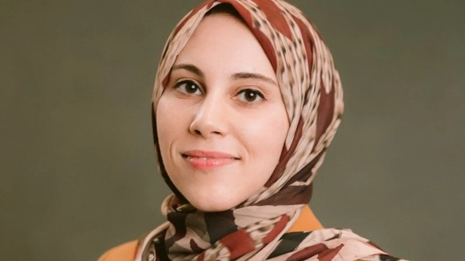 Dina headshot